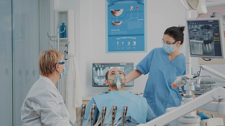 Dentista anestesiando o paciente para procedimento odontológico