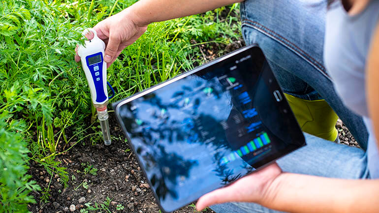 funcionário medindo a qualidade da terra onde foi utilizado fertilizante com base de hidrogênio