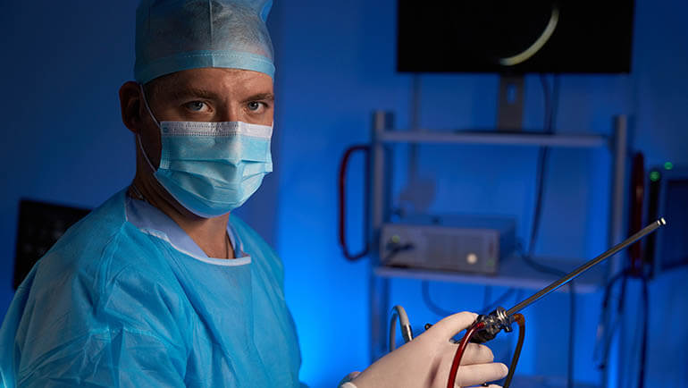 medico preparando o equipamento para cirurgia de laroscopia